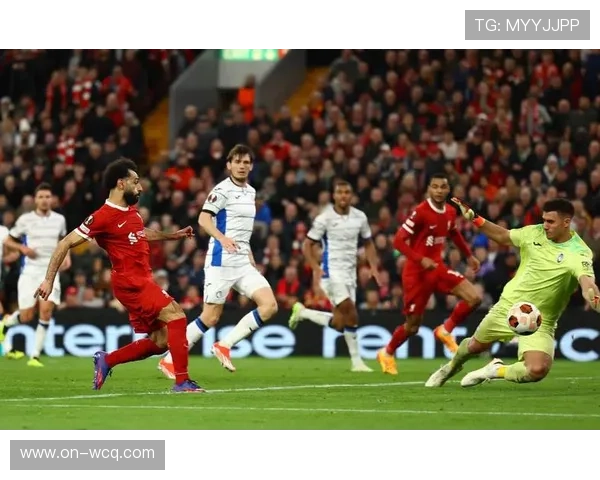 利物浦球迷举标语支持球队,逆境中展现忠诚 利物浦球迷举标语支持球队,逆境中展现忠诚