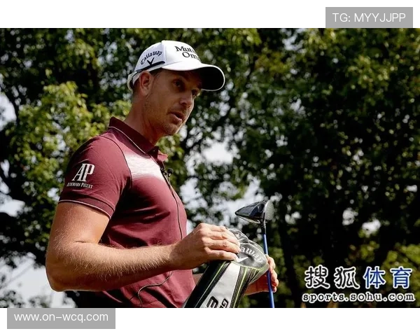 斯滕森泥地脱衣救球成名场面，高尔夫赛场花絮展现球员个性一面